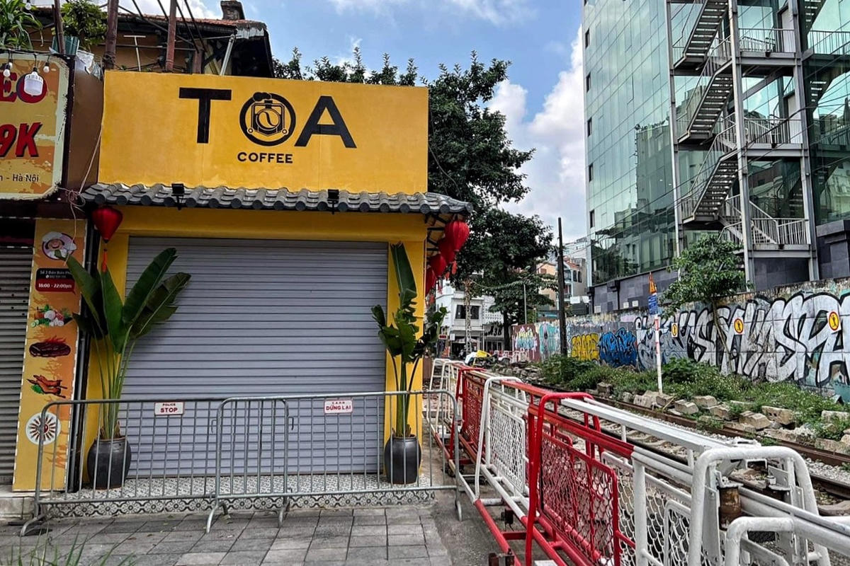 Quán cafe bị buộc đóng cửa, rào chắn.