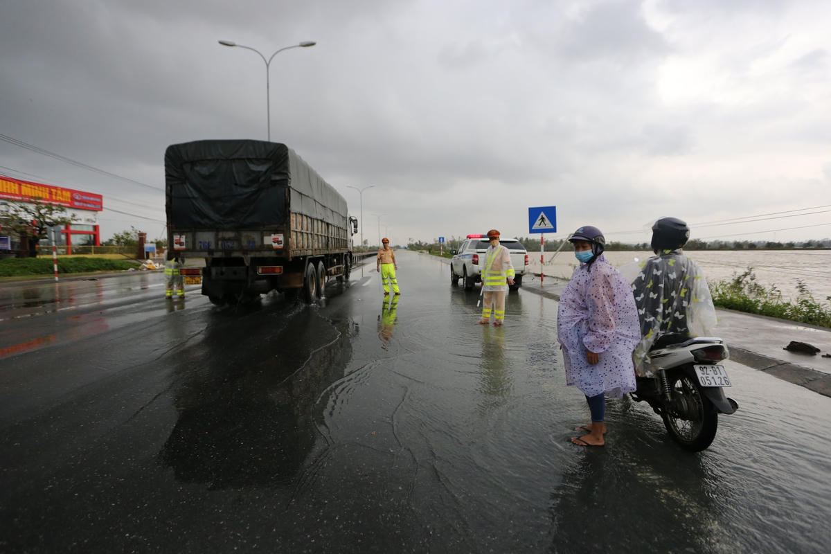 Lực lượng CSGT Công an tỉnh Quảng Nam yêu cầu xe máy quay đầu.