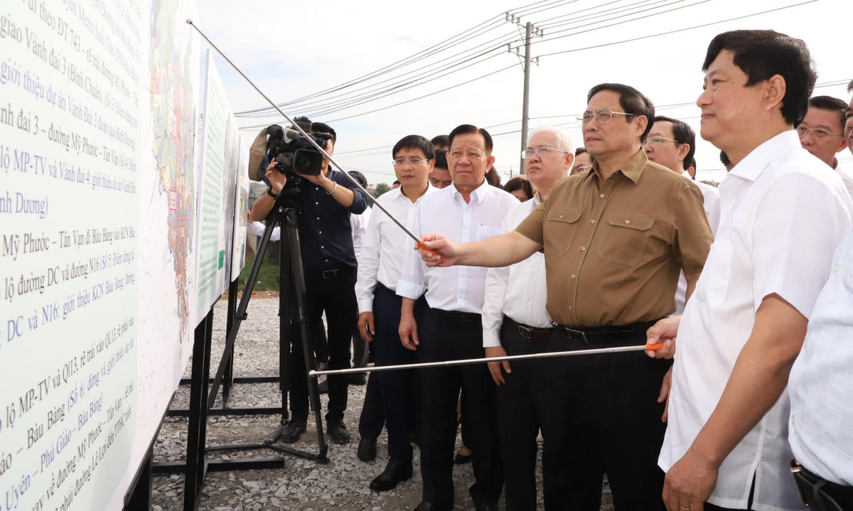 Thủ tướng Chính phủ Phạm Minh Chính cùng đoàn công tác và lãnh đạo tỉnh khảo sát dự án tuyến đường cao tốc TP HCM – Thủ Dầu Một - Chơn Thành tại thị xã Tân Uyên.