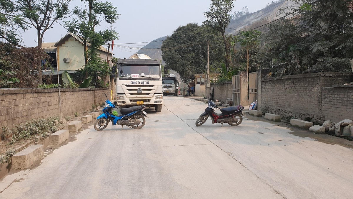 Do quá bức xúc nên người dân xóm Nước Lạnh đã mang xe máy ra chặn lối vào của 3 trạm trộn bê tông.