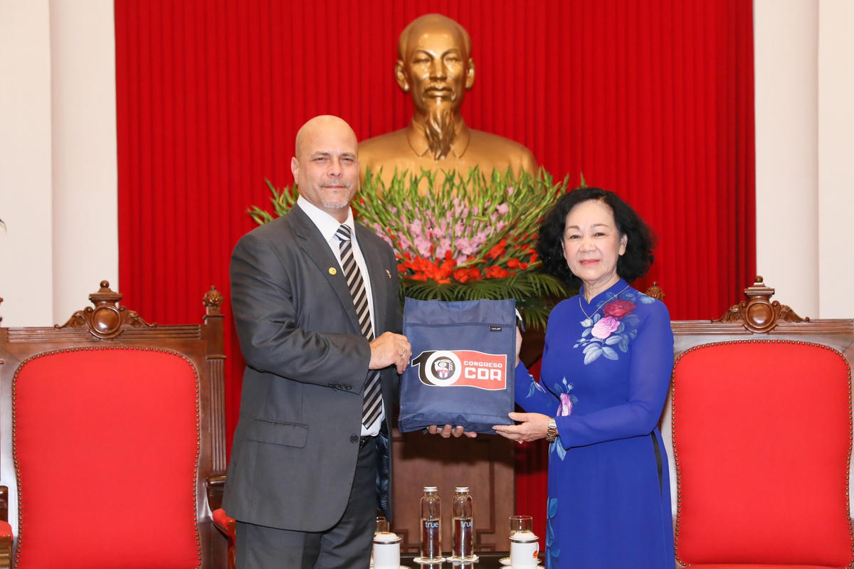 Thường trực Ban Bí thư Trương Thị Mai nhận quà lưu niệm từ ông Gerardo Hernandez Nordelo, Chủ tịch Uỷ ban Bảo vệ Cách mạng Cuba. 
