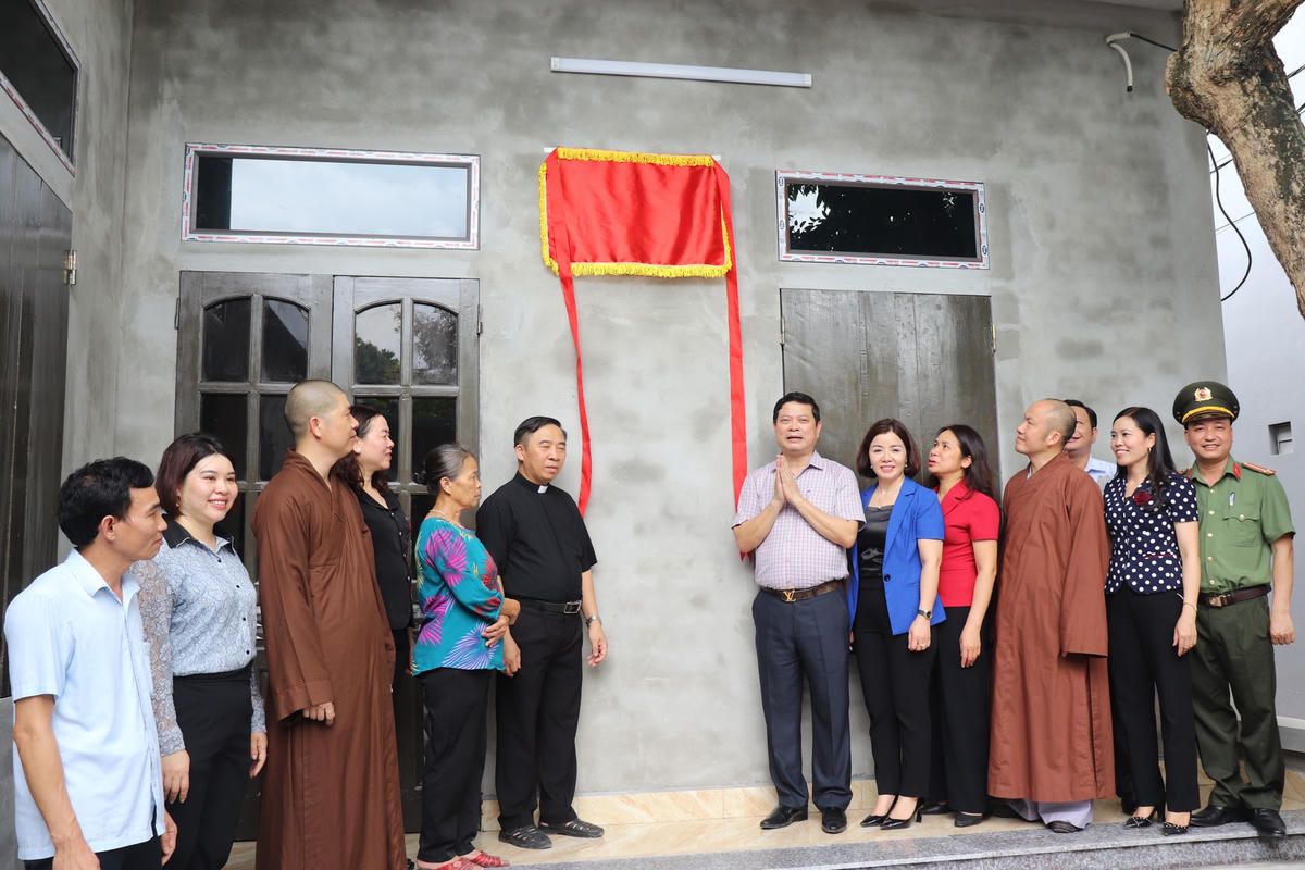 Các đại biểu kéo băng khánh thành ngôi nhà Đại đoàn kết cho bà Trần Thị Luỹ.
