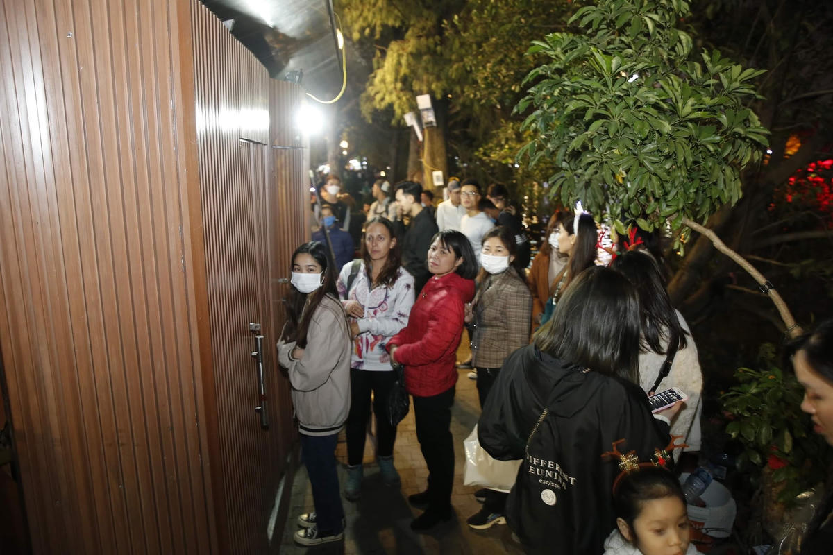 Tình trạng chen chúc quanh khu vực Hồ Gươm khiến dòng người có mặt tại đây bị cô lập, dẫn đến tình trạng khó di chuyển.