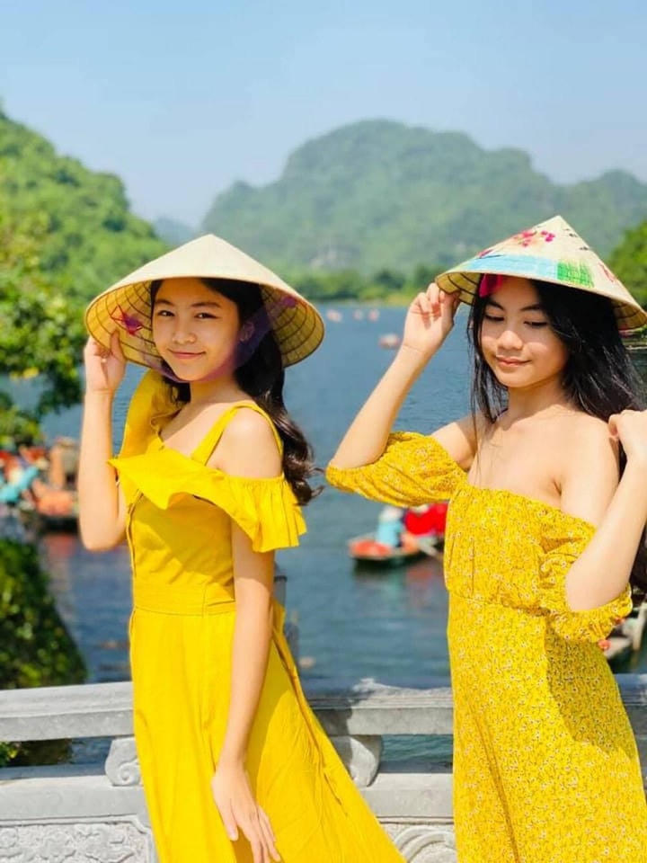 Dù không sử dụng mạng xã hội nhưng mỗi lần xuất hiện, hai ái nữ nhà MC Quyền Linh đều khiến dân mạng xuýt xoa vì sở hữu nhan sắc tựa nữ thần.