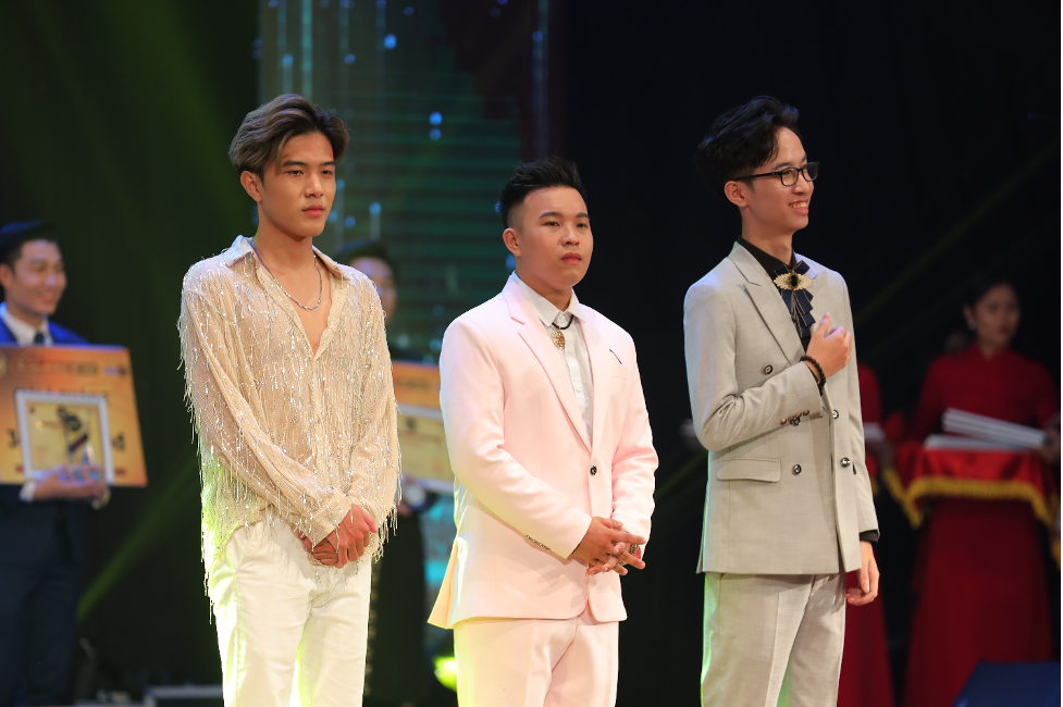 Nguyễn Minh Sơn, Thiên Hoàng, Bùi Kiều Chính Tuấn (theo thứ tự từ trái qua phải) là 3 thí sinh lần lượt được xướng danh cho  vị trí Quán quân của 3 dòng nhạc trong đêm truyền hình trực tiếp chung kết Tài năng âm nhạc Việt 2023.