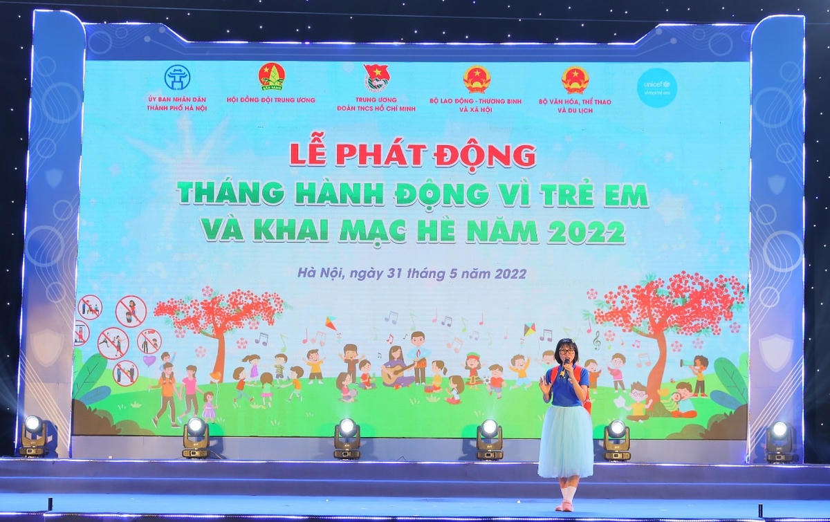 YouTuber Thơ Nguyễn trò chuyện cùng các em tại Lễ phát động Tháng hành động vì trẻ em và Khai mạc hè năm 2022 Ảnh: PV.