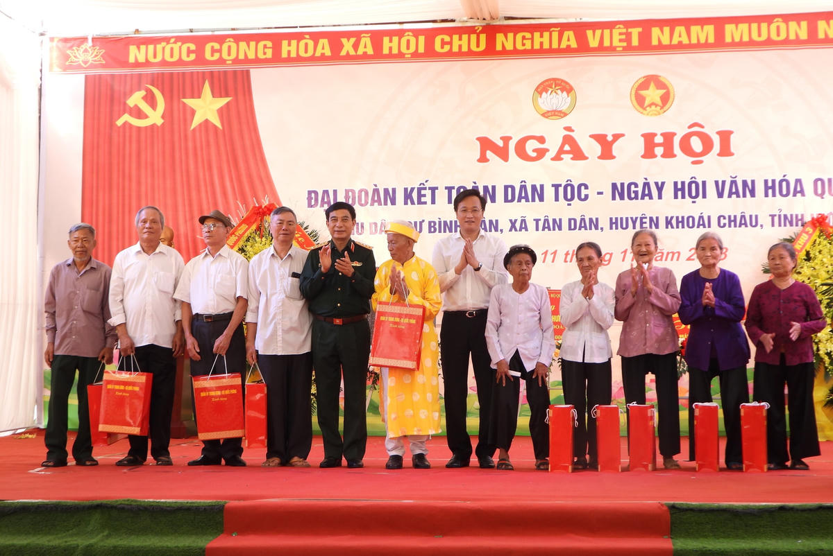 Đại tướng Phan Văn Giang và Bí thư Tỉnh ủy Hưng Yên Nguyễn Hữu Nghĩa trao quà tặng các gia đình chính sách, hộ có hoàn cảnh khó khăn trên địa bàn thôn Bình Dân.