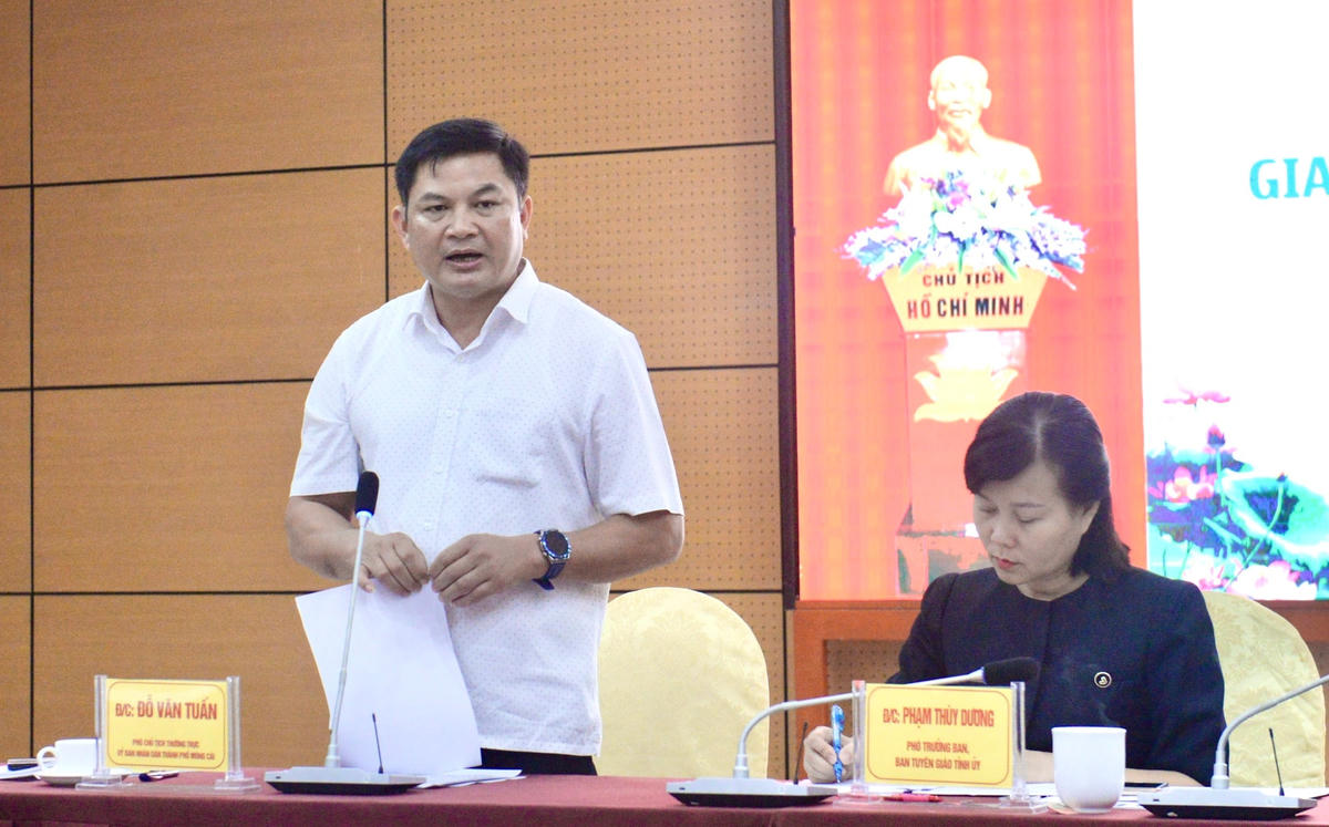 Phó Chủ tịch UBND TP Móng Cái Đỗ Văn Tuấn thông tin về Hội chợ Thương mại, Du lịch Quốc tế Việt - Trung lần thứ 15 năm 2023 (Móng Cái, Việt Nam - Đông Hưng, Trung Quốc) tại Hội nghị giao ban báo chí của tỉnh Quảng Ninh chiều ngày 7/11.