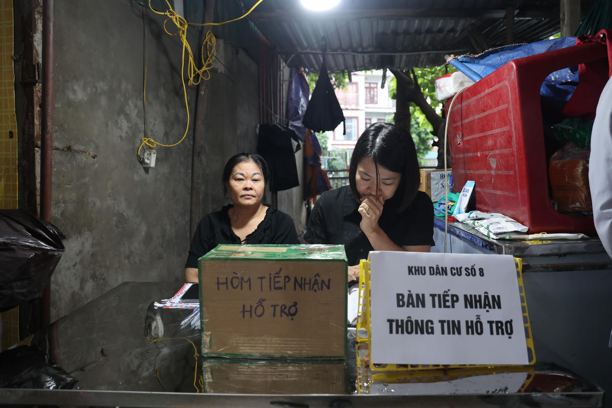 Tương tự, từ tối muộn ngày 13/9, ngay khi thông báo chính thức từ Chi hội Phụ nữ khu dân cư số 8 (Khương Đình) về việc kêu gọi và nhận quyên góp, rất nhiều người dân khu vực và lân cận đã tới để chia sẻ nỗi đau với những nạn nhân xấu số.