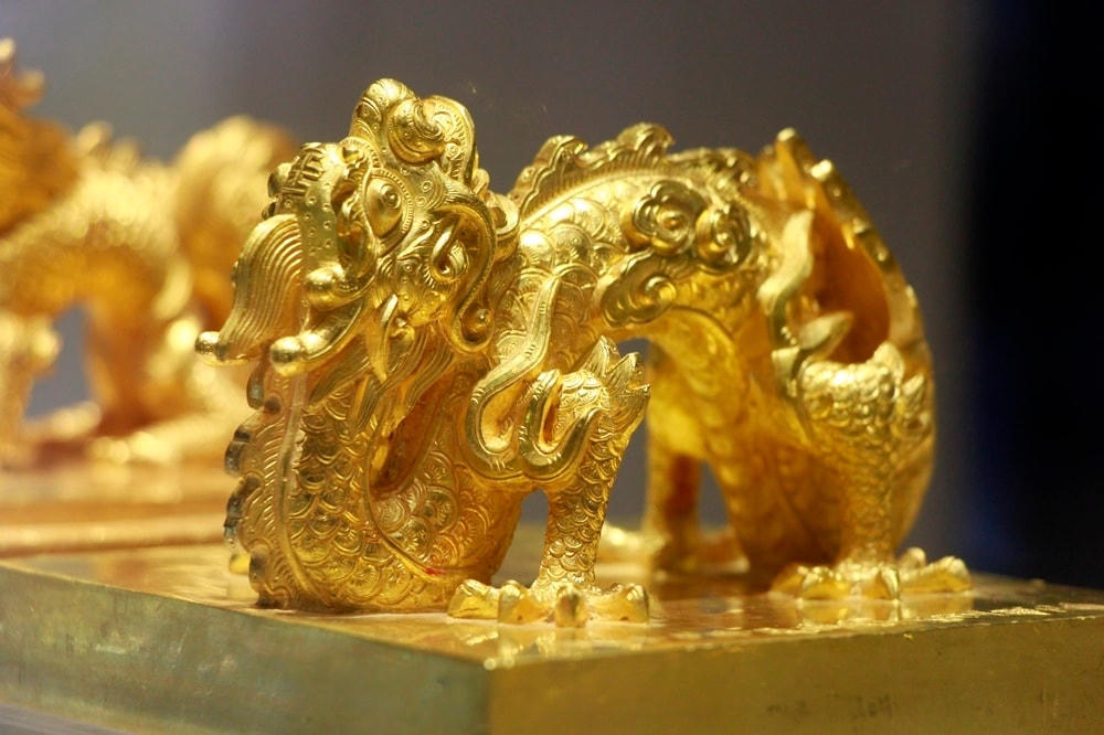 Ấn “Chính hậu chi bảo” làm từ vàng ròng, được chế tác vào năm thứ 17 vua Minh Mạng (1836), với hình rồng đầu ngẩng cao.