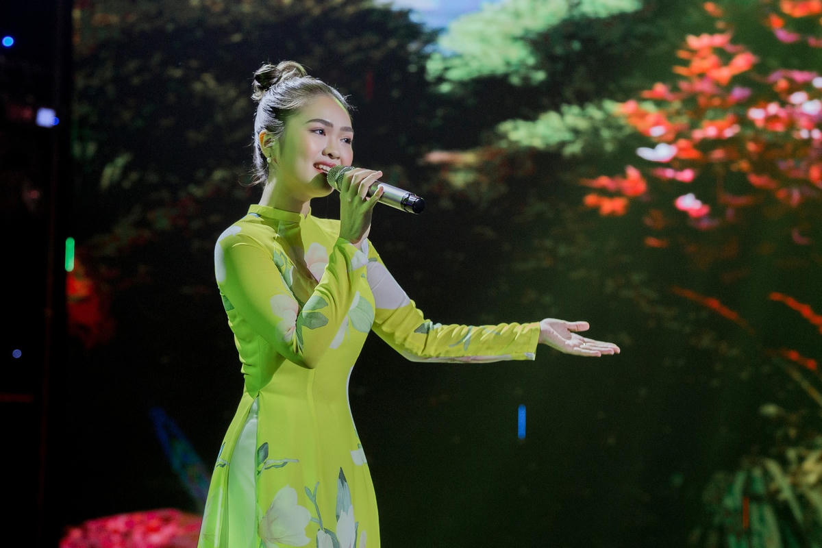 Sau cuộc thi, Thiện Nhân được Cẩm Ly dìu dắt vào nghề. 