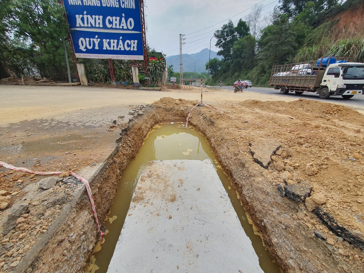 Theo phản ánh của người dân, do đơn vị thi công mở rộng tuyến Quốc lộ 6 làm hệ thống cống khiến đường ống dẫn nước của dân bị hỏng, không có nước phục vụ sinh hoạt gần 1 tháng nay.