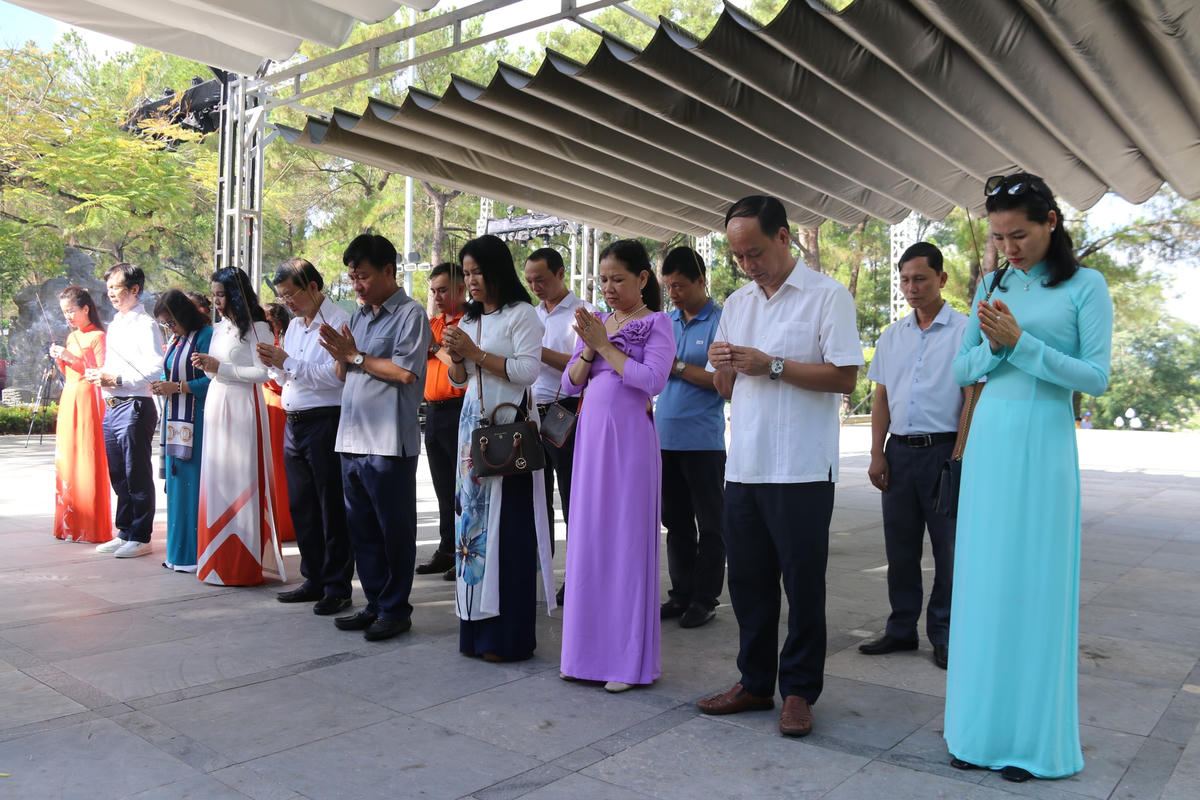 Tri ân anh hùng liệt sĩ, trao quà cho các gia đình chính sách tại Quảng Trị