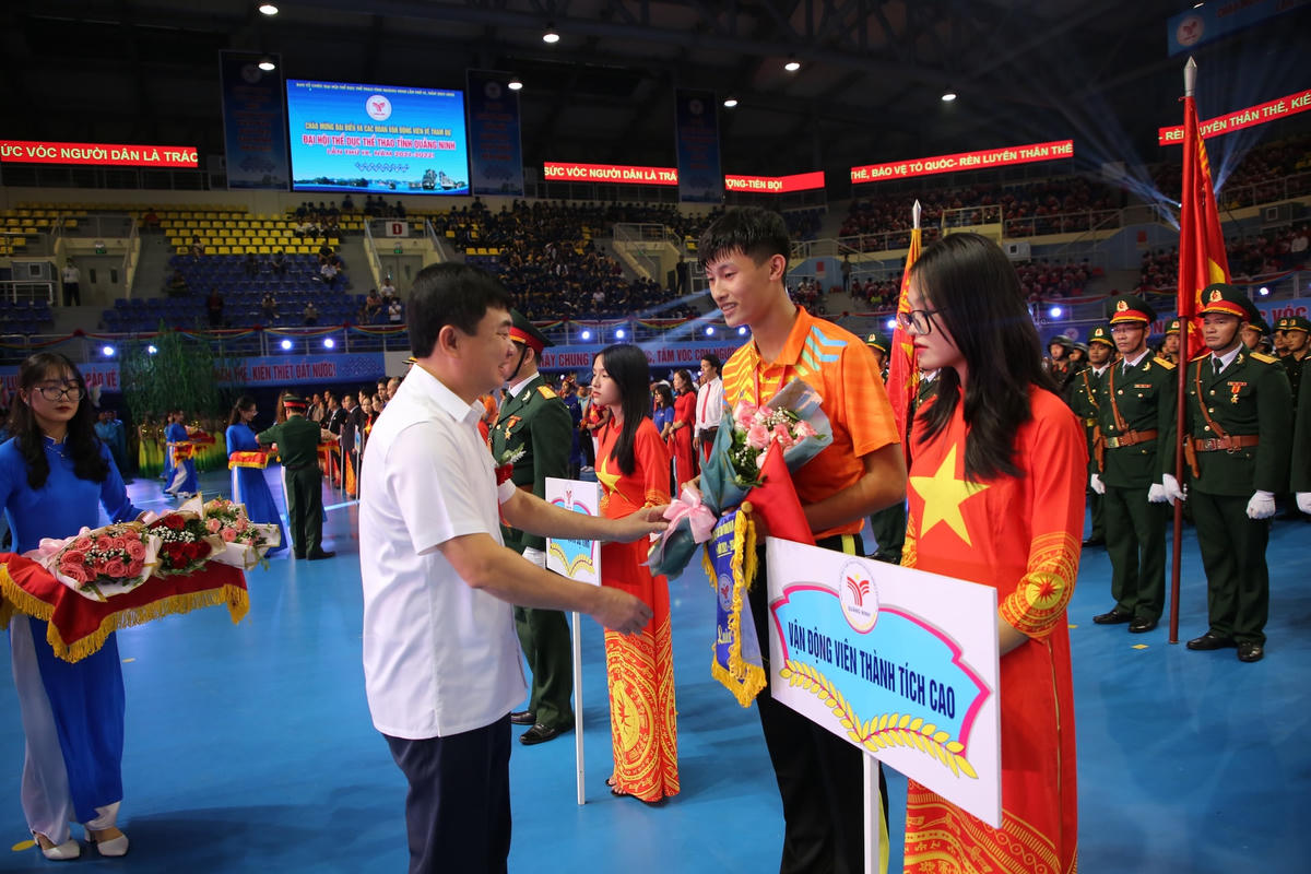 Lãnh đạo tỉnh Quảng Ninh trao tặng hoa và cờ lưu niệm cho các đoàn VĐV.