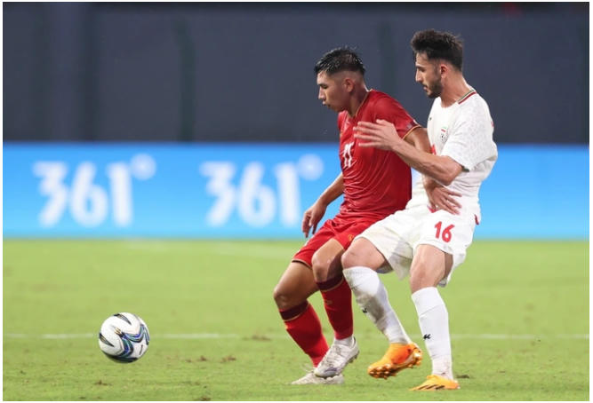 Olympic Việt Nam thua đậm Iran 0-4 tại Asiad 19. Nguồn: Dân Trí.