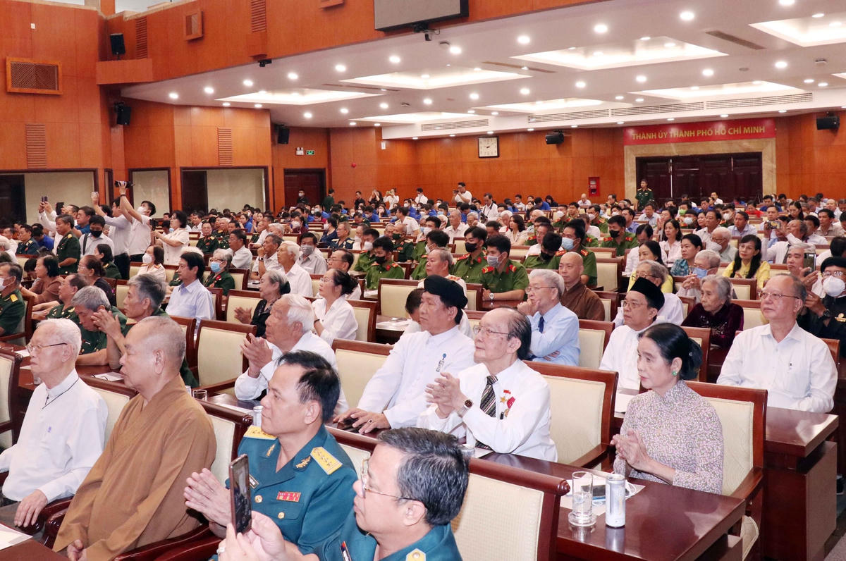 Đại biểu nhân sĩ, trí thức, Ủy ban TƯ MTTQ Việt Nam, Anh hùng Lực lượng vũ trang nhân dân, cán bộ cấp tướng quân đội, công an nhân dân nghỉ hưu...tham dự họp mặt.