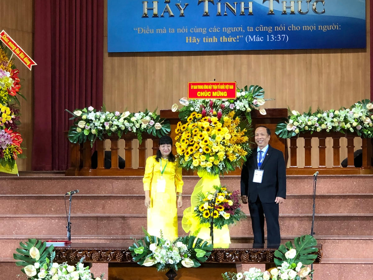 Bà Phạm Thanh Tuyền, Phó ban Ban công tác phía Nam của Ủy ban Trung ương MTTQ Việt Nam tặng lẵng hoa chúc mừng Đại hội. (Ảnh: Hồng Phúc).