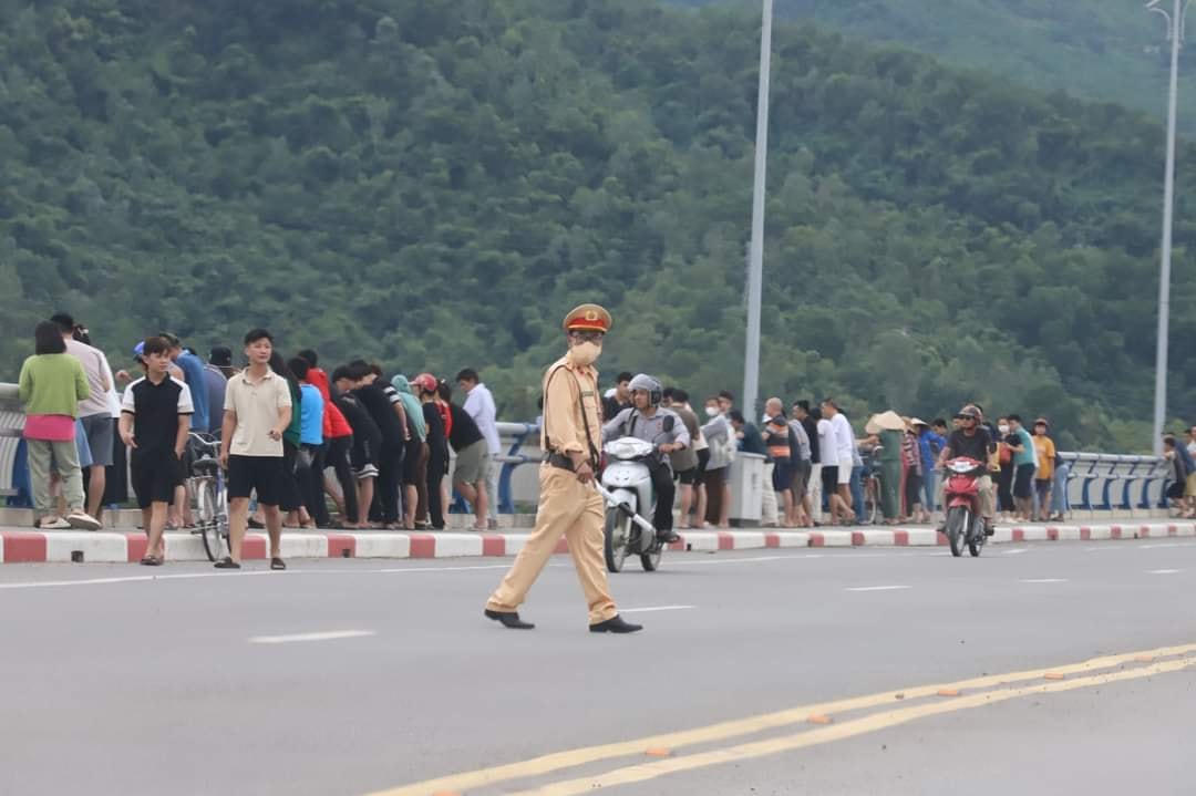 Do người dân hiếu kỳ tụ tập quá đông, lực lượng CSGT TP Hoà Bình đã có mặt kịp thời để phân luồng, điều tiết giao thông.
