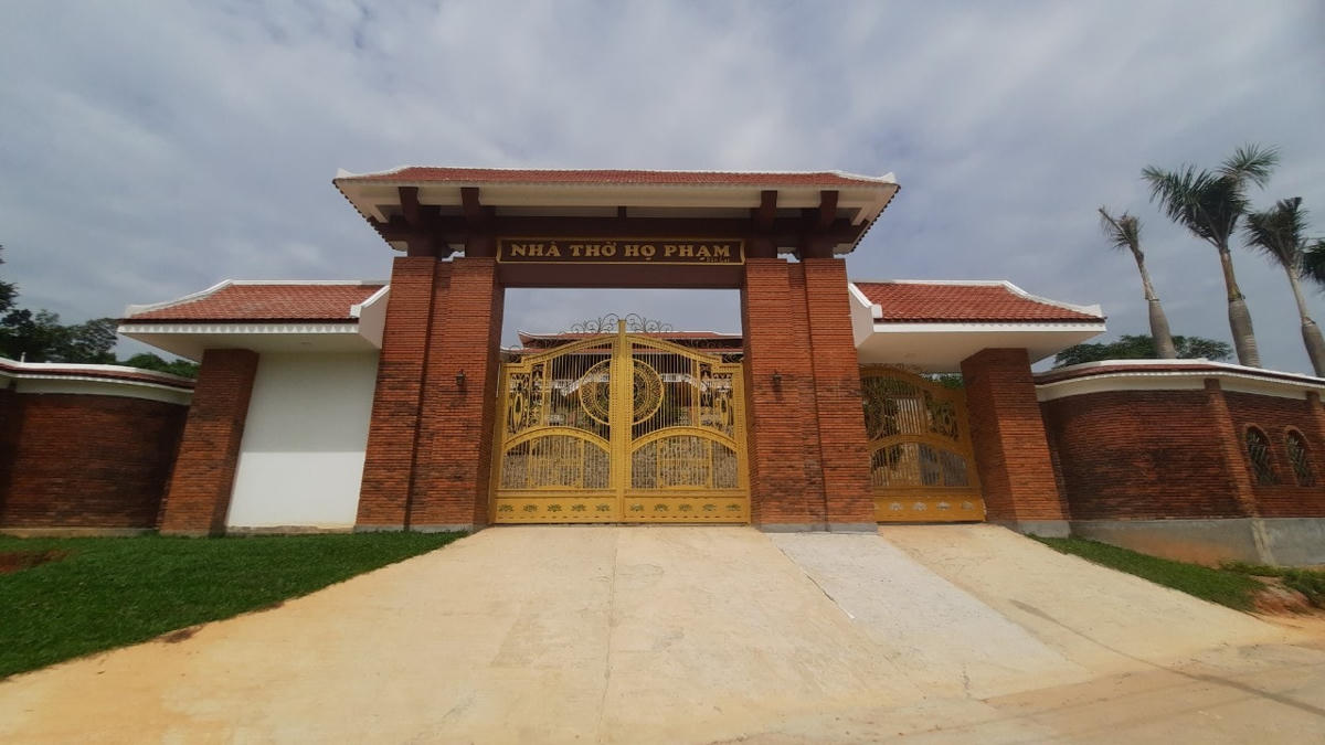 Tường rào, cổng ngõ xung quanh nhà thờ tộc Phạm.