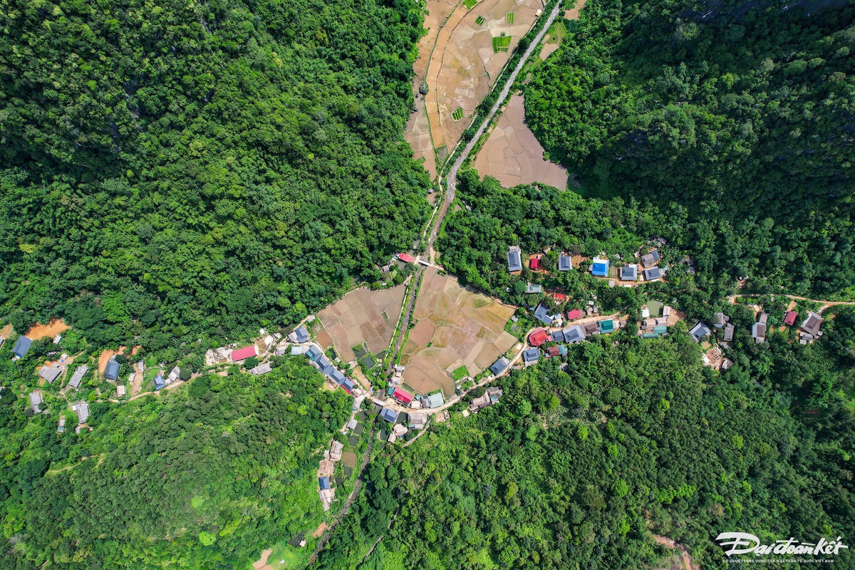 Nhưng hôm nay, bản nhỏ ấy đã chuyển mình mạnh mẽ, trở thành một trong những điểm đến hấp dẫn nhất xứ Thanh, thu hút đông đảo du khách quốc tế đến trải nghiệm, khám phá và để lại nhiều ấn tượng sâu đậm. Ảnh: 