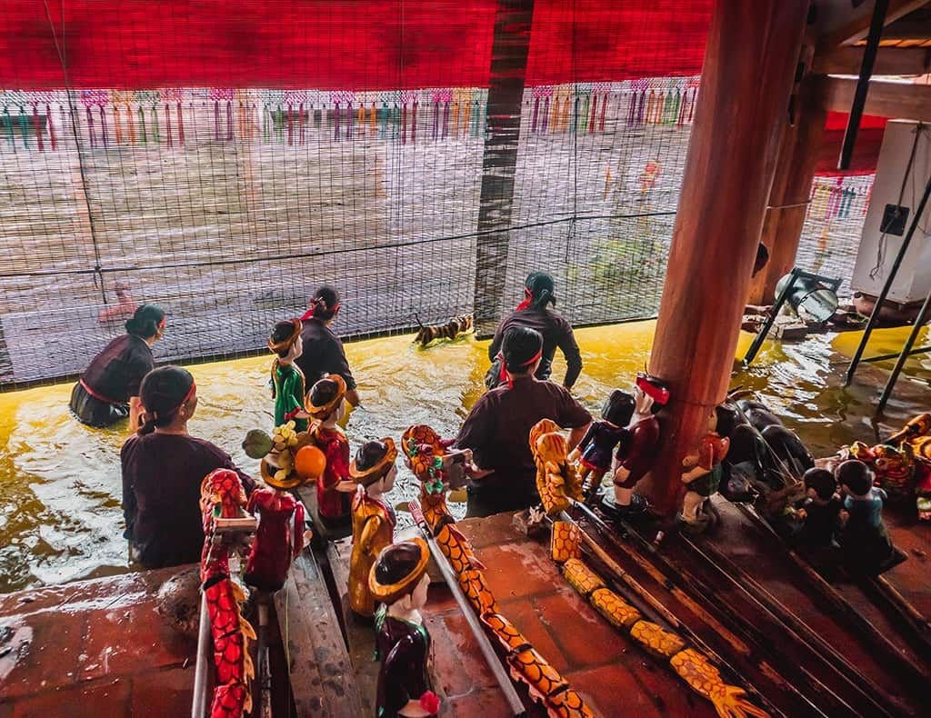 Nghệ nhân làng Đào Thục điều khiển con rối.
