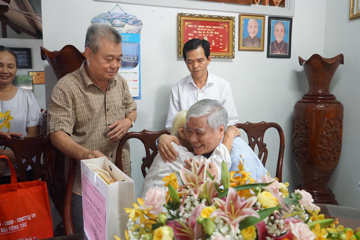 Bí thư Trung ương Đảng, Chủ tịch Ủy ban Trung ương Mặt trận Tổ quốc Việt Nam Đỗ Văn Chiến ân cần thăm hỏi bà Tạ Thị Hưng năm nay đã 98 tuổi. Ảnh: Mạnh Thìn.
