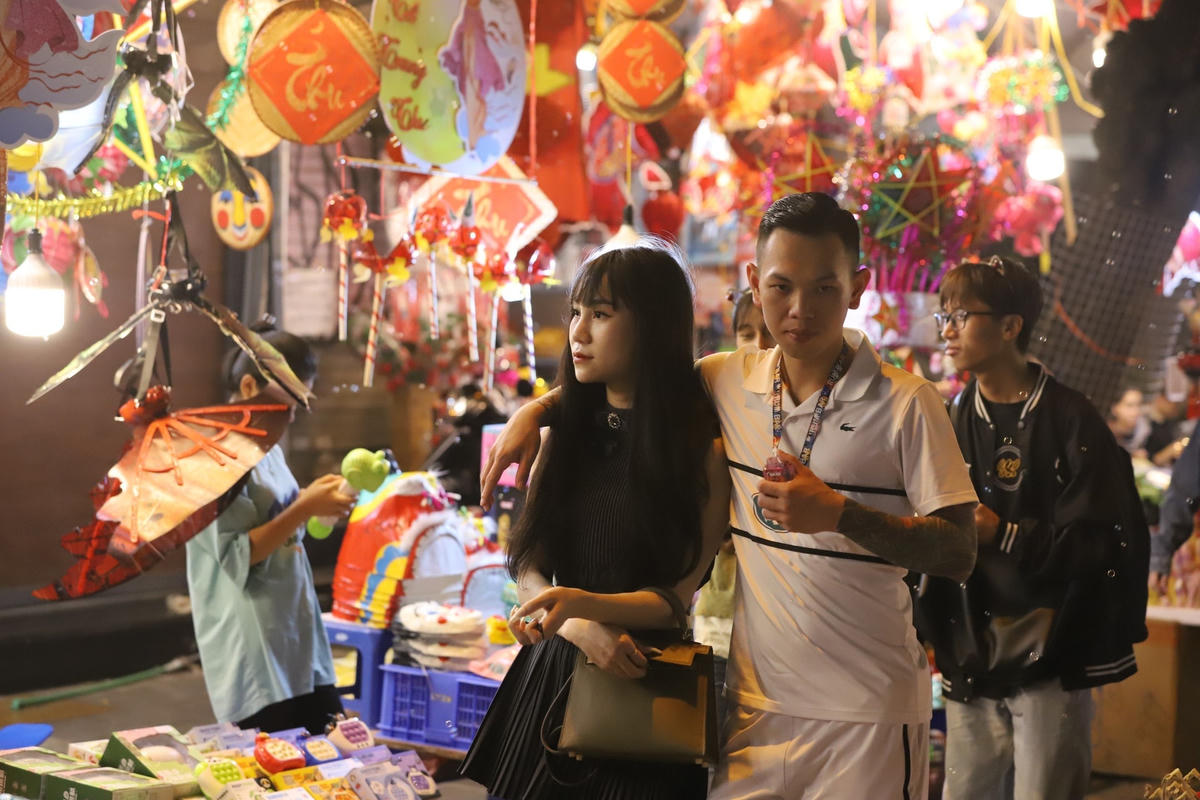 Trong không khí của mùa Thu Hà Nội, con phố Hàng Mã lung linh sắc màu, trở thành nơi lý tưởng của nhiều bạn trẻ.