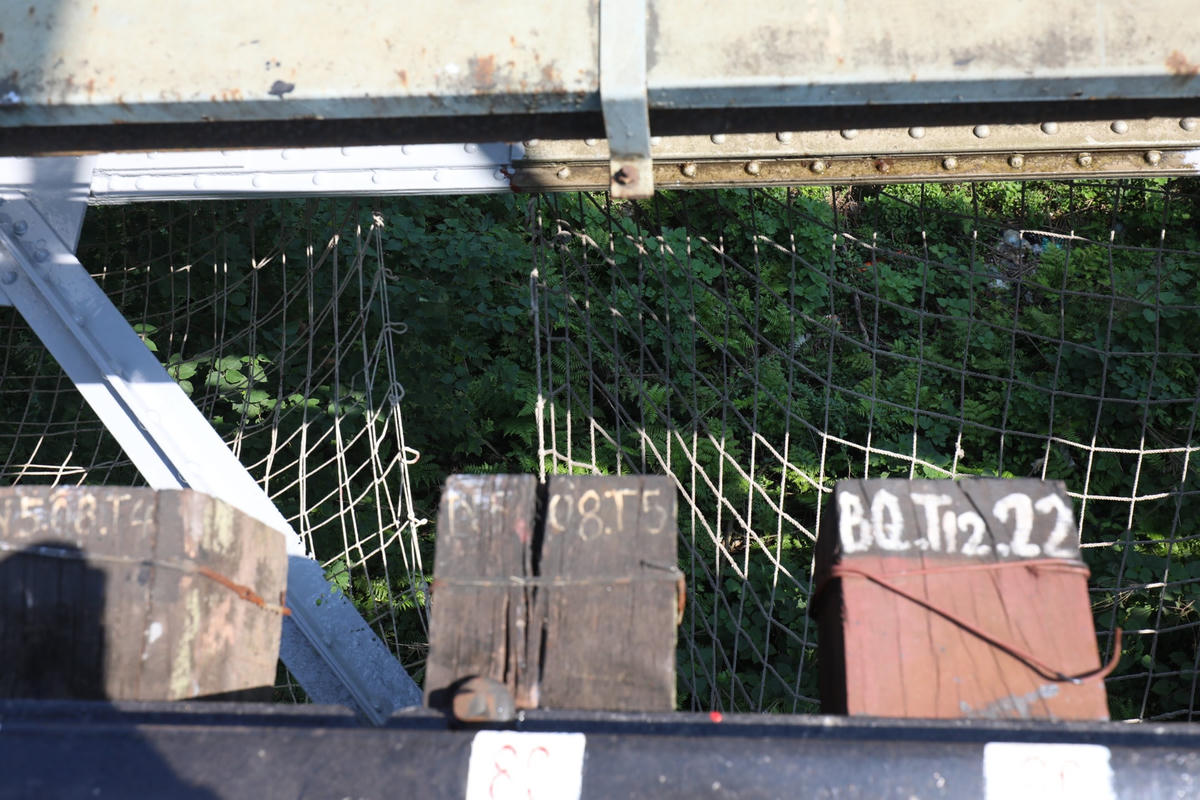 Để đảm bảo an toàn tại các vị trí sơn có lắp các tấm lưới nhằm phòng hộ cho các công nhân.