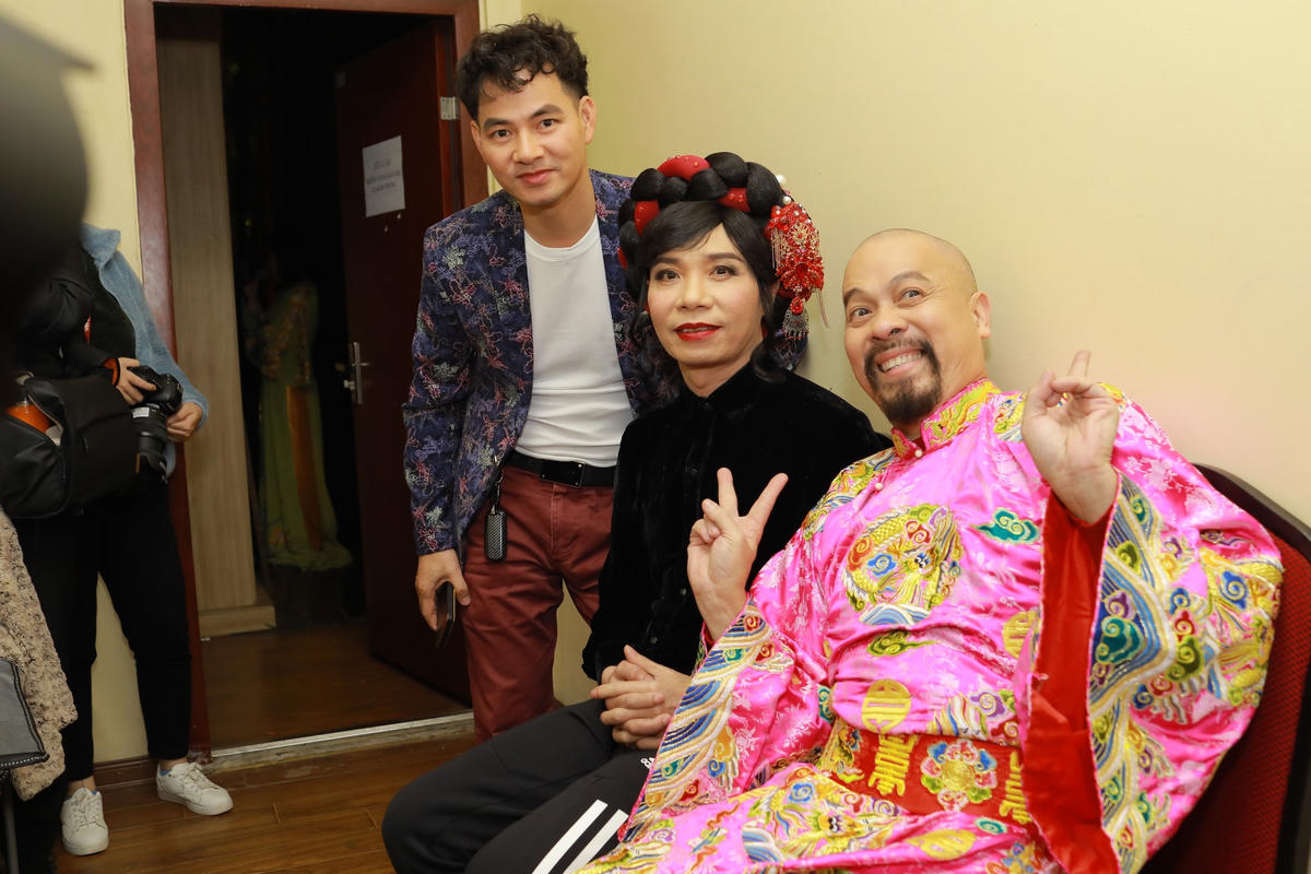 NSND Công Lý chụp hình cùng đồng nghiệp trong hậu trường ghi hình Táo Quân 2023. 