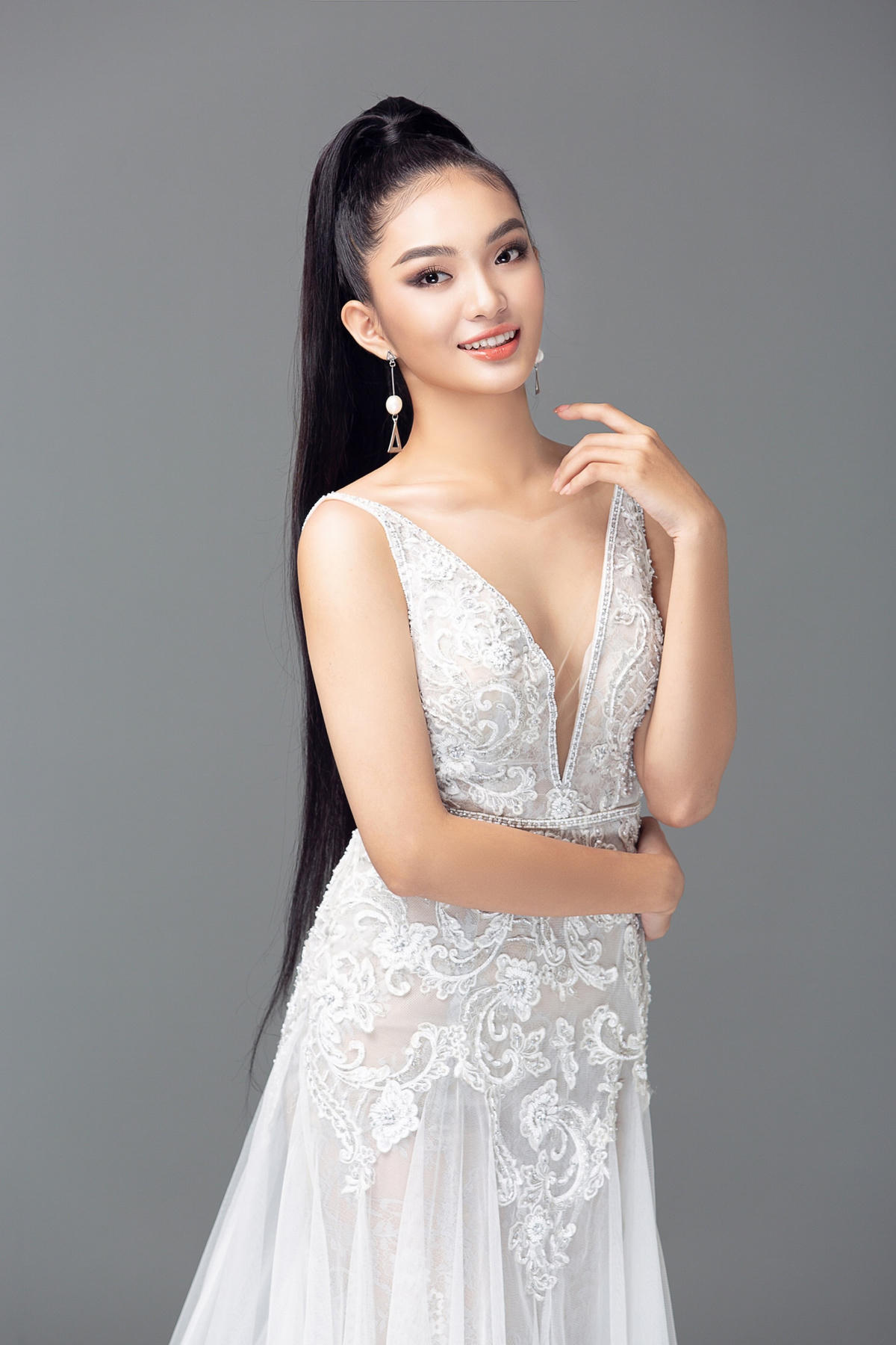 Mai Hương 19 tuổi đến từ An Giang, sở hữu chiều cao 1m70, mái tóc dài và nụ cười tươi sáng. Cô giữ tinh thần lạc quan và luôn nhiệt tình, năng nổ tham gia các hoạt động thử thách tại nhà chung để vượt qua chính mình và hoàn thiện bản thân. 