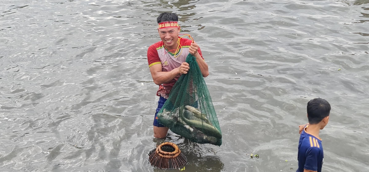 Hơn 10kg cá các loại được chàng thanh niên này săn được sau hơn 2 tiếng quần thảo dưới nước sâu.