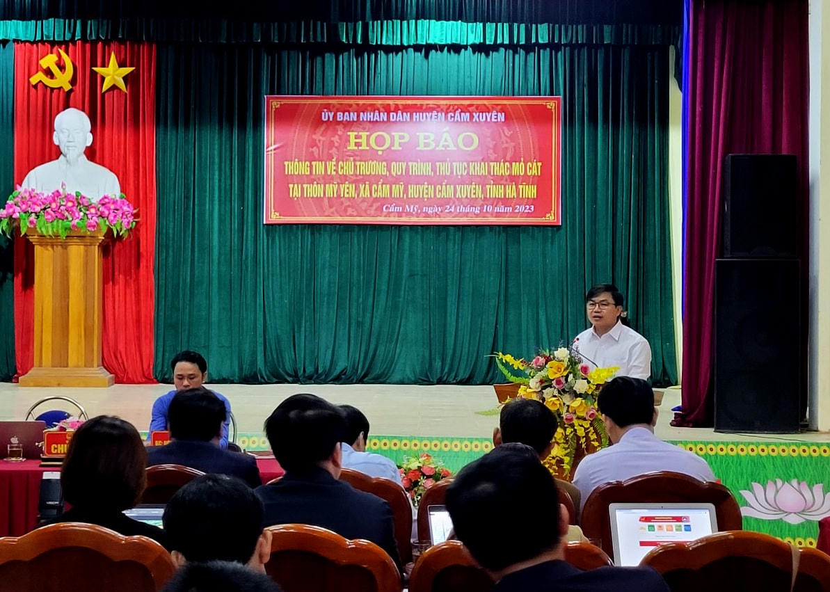 UBND huyện Cẩm Xuyên tổ chức họp báo thông tin về chủ trương, quy trình, thủ tục khai thác mỏ cát tại thôn Mỹ Yên.