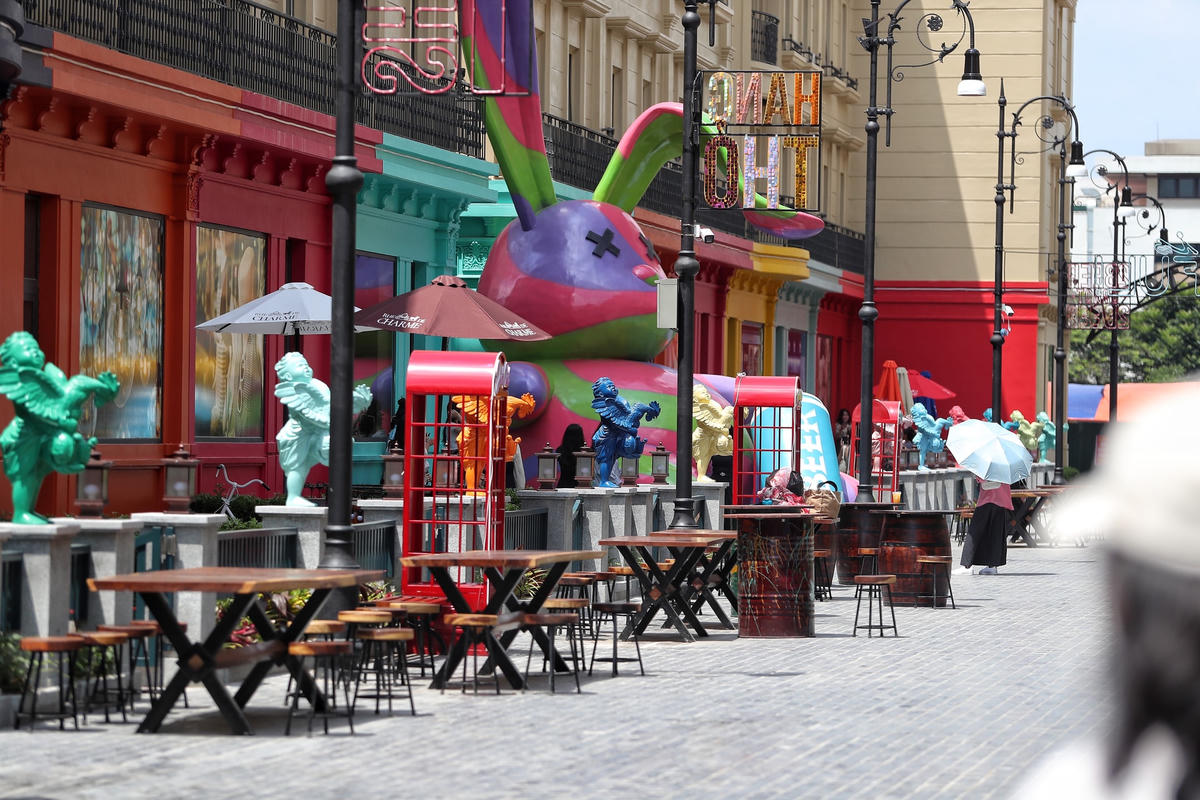 Lấy ý tưởng từ phố đi bộ Carnaby nổi tiếng tại London (Vương quốc Anh), tại ngõ 214 Nguyễn Xiển xuất hiện một tuyến phố đi bộ mang tên "Carnaby 214" dài 200 m có lối thiết kế mang đậm phong cách châu Âu.
