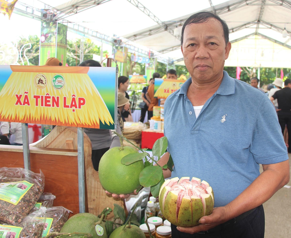 Ông Trần Văn Thiệu giới thiệu về trái bưởi ở địa phương.