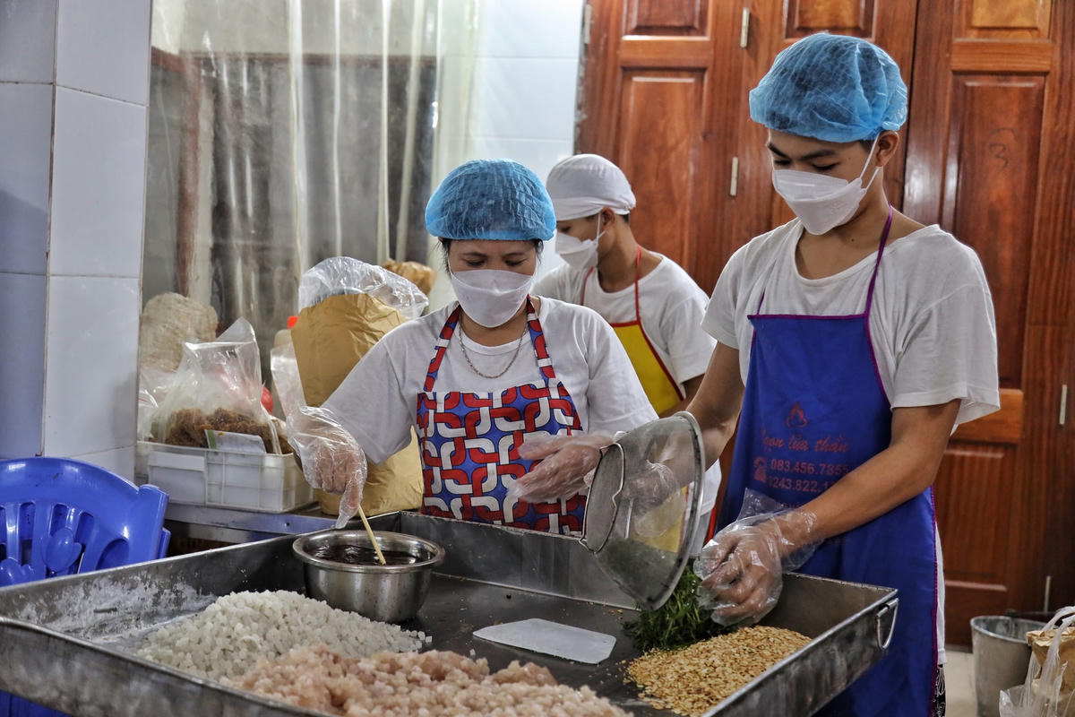 Đến hẹn lại lên, cứ mỗi dịp vào tháng 7, tháng 8 âm lịch không khí tại làng nghề bánh Trung thu Xuân Đỉnh lại trở nên rộn ràng.