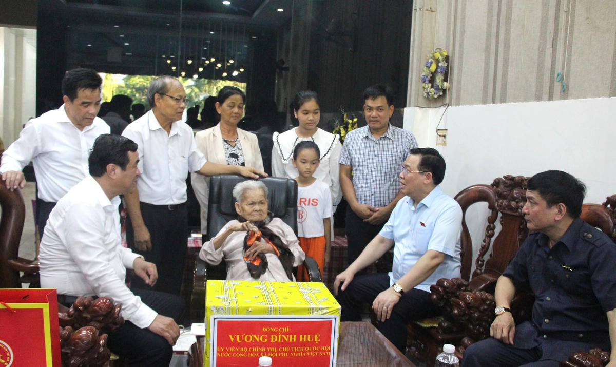 Chủ tịch Quốc hội thăm và tặng quà Mẹ Việt Nam anh hùngTrần Thị Ấm.