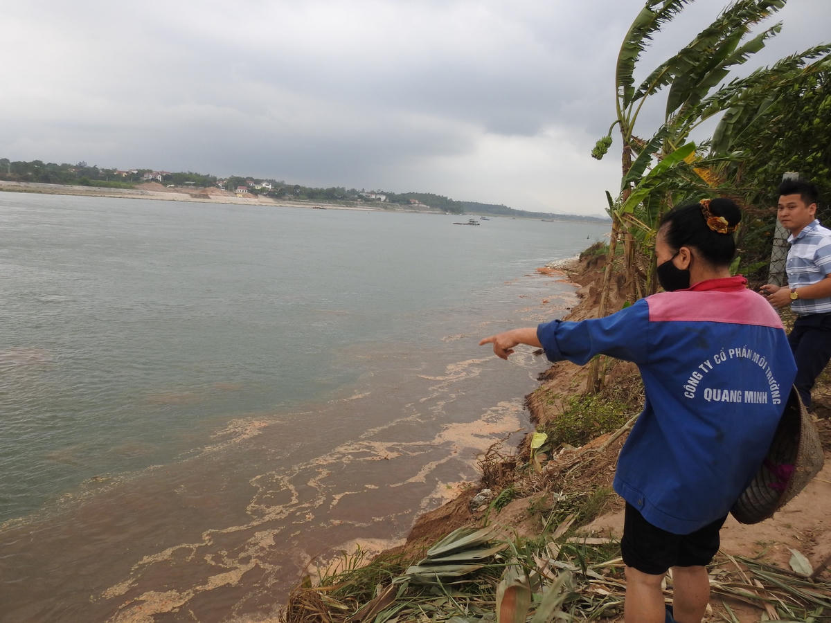 Chỉ một thời gian ngắn, cả chục ha đất hoa màu của người dân ở khu 12 và 13 xã Dân Quyền bị nước cuốn trôi.