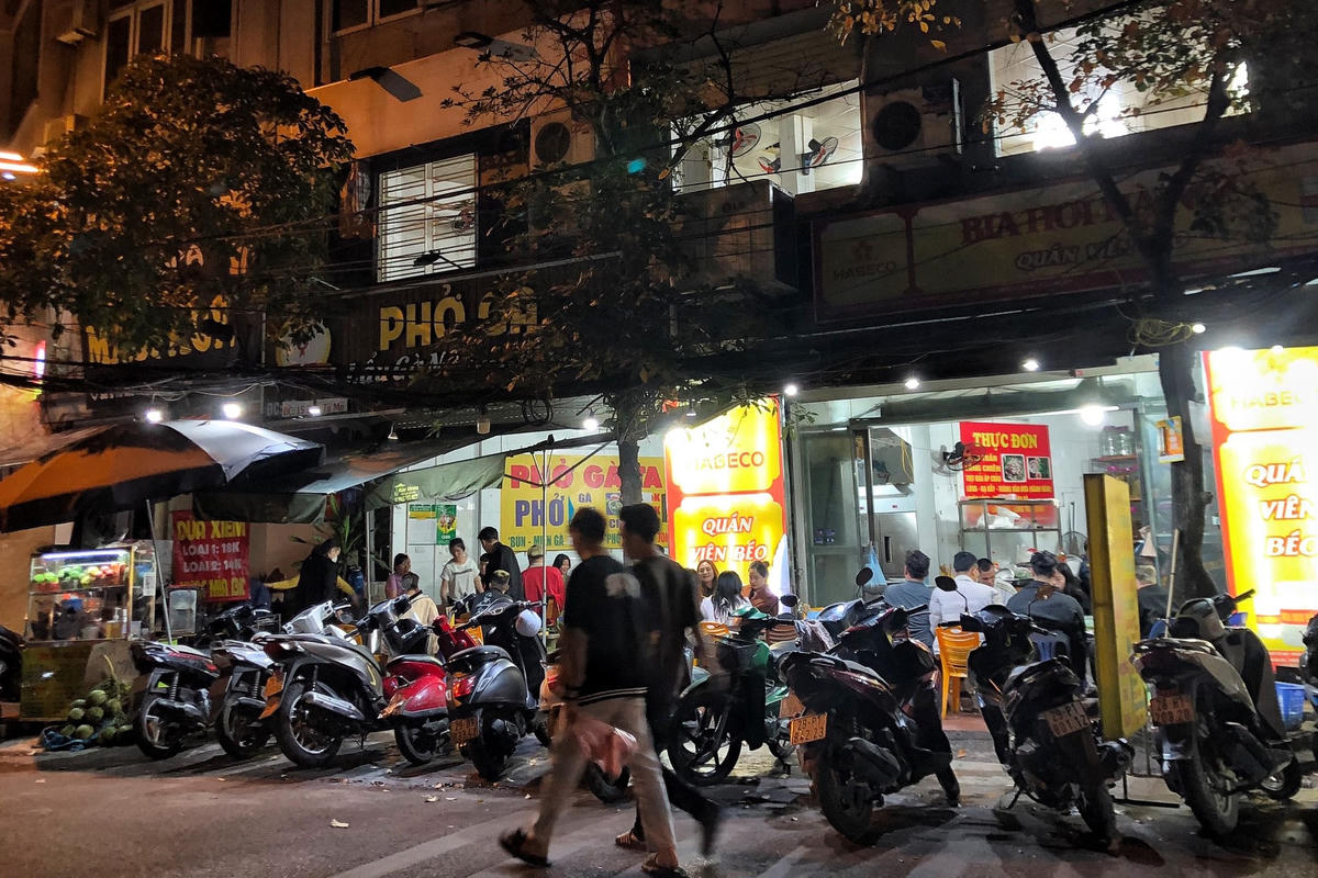 Thay vì luồn lách di chuyển trên vỉa hè đang bị các chủ cửa hàng kinh doanh trưng dụng làm nơi buôn bán thì người đi bộ phải liều mình đi dưới lòng đường cùng xe máy và ô tô.