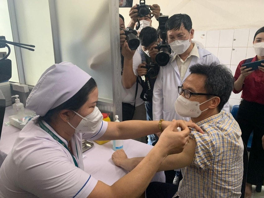 Phó Thủ tướng Vũ Đức Đam tiêm vaccine Covid-19 mũi 4 tại TP HCM.