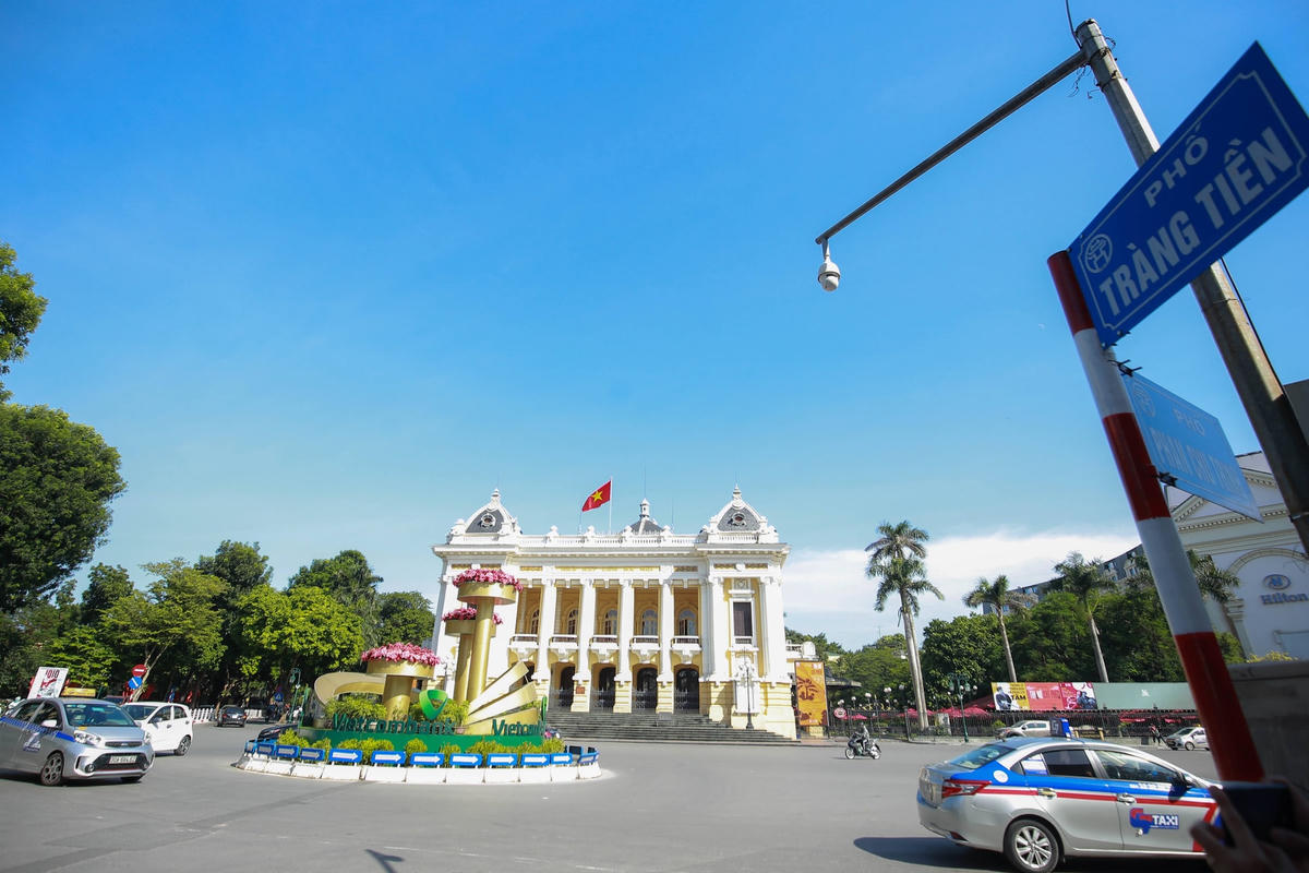 Nhà hát Lớn Hà Nội là công trình mang đường nét kiến trúc của các nhà hát ở miền Nam nước Pháp.