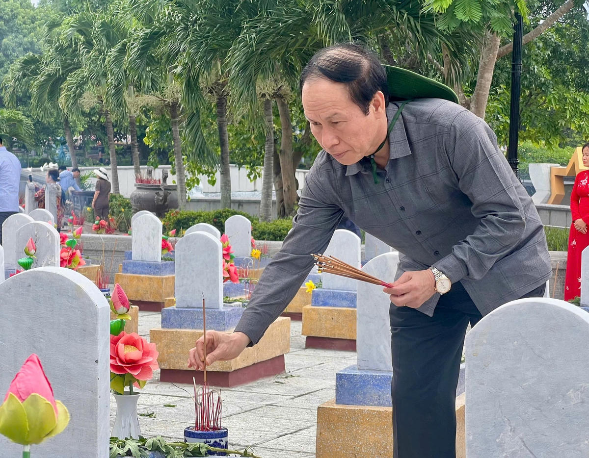 Bí thư Thành uỷ Hải Phòng Lê Tiến Châu thắp hương tại Nghĩa trang liệt sĩ quốc gia đường 9. Ảnh: CTV.