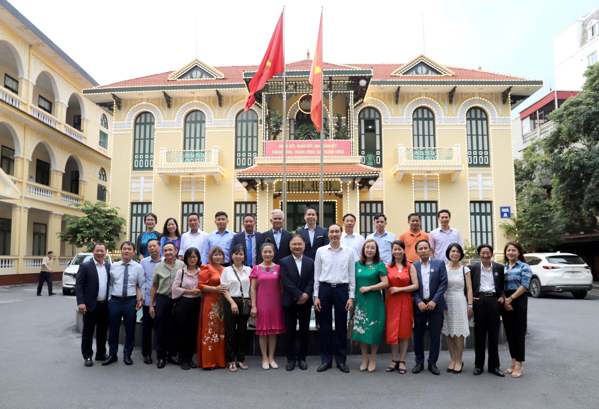 Phó Chủ tịch Phùng Khánh Tài chụp ảnh lưu niệm cùng đại biểu tham dự buổi gặp mặt.
