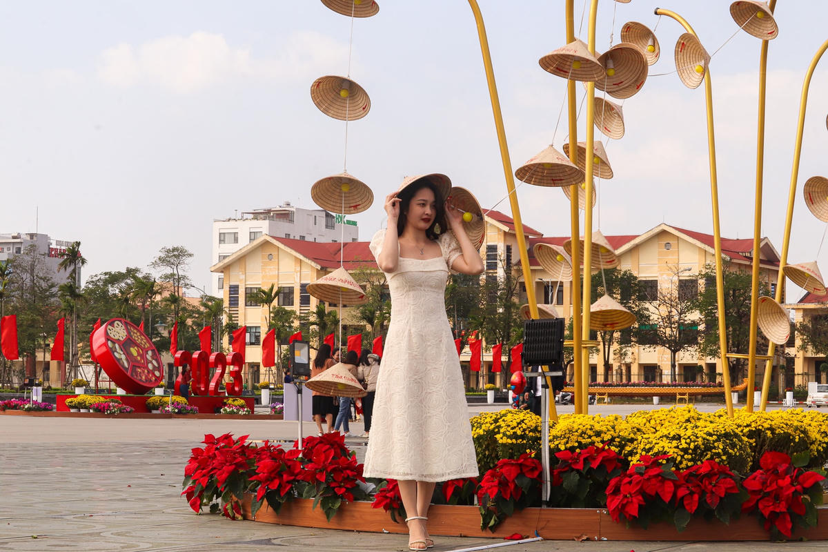 Việc lắp đặt, trang trí cụm biểu tượng tiểu cảnh nghệ thuật tại quảng trường góp phần làm đẹp, thêm hấp dẫn người dân, du khách đến thưởng ngoạn, vui chơi, giải trí trong dịp Tết Nguyên đán.