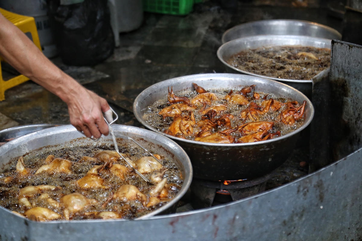 Những chảo dầu luôn đỏ lửa để kịp phục vụ nhu cầu mua đồ của người dân.