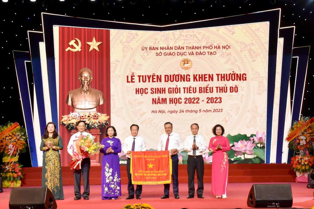 Sở GDĐT Hà Nội đón nhận Cờ thi đua của Chính phủ.