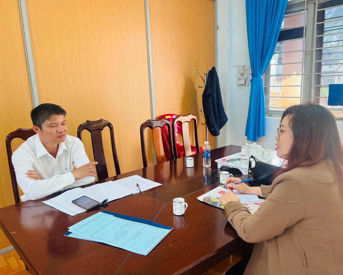 Phóng viên Báo Đại Đoàn Kết làm việc với ông Phan Xuân Ngọc, Trường tiểu học và THCS Lê Văn Tám, xã Ea Knuếc.