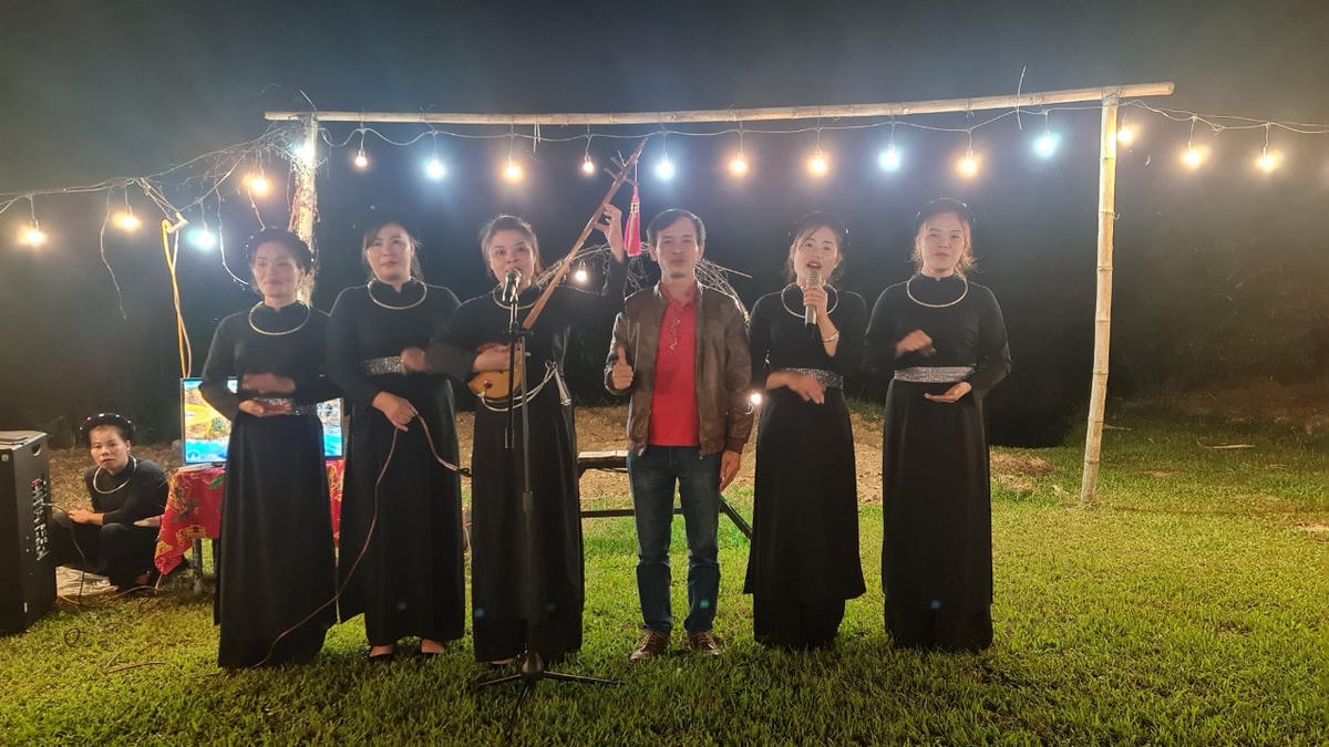 Vào buổi đêm, trên các bãi cỏ ven hồ, các đoàn khách có thể tổ chức tiệc ngoài trời, thưởng thức các món ăn của người dân bản địa cũng như các sinh hoạt văn hóa truyền thống của bà con. 