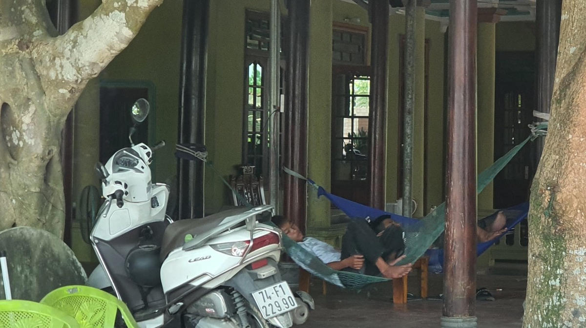 Người dân miền Trung quay quắt trong nắng nóng trên 40 độ C