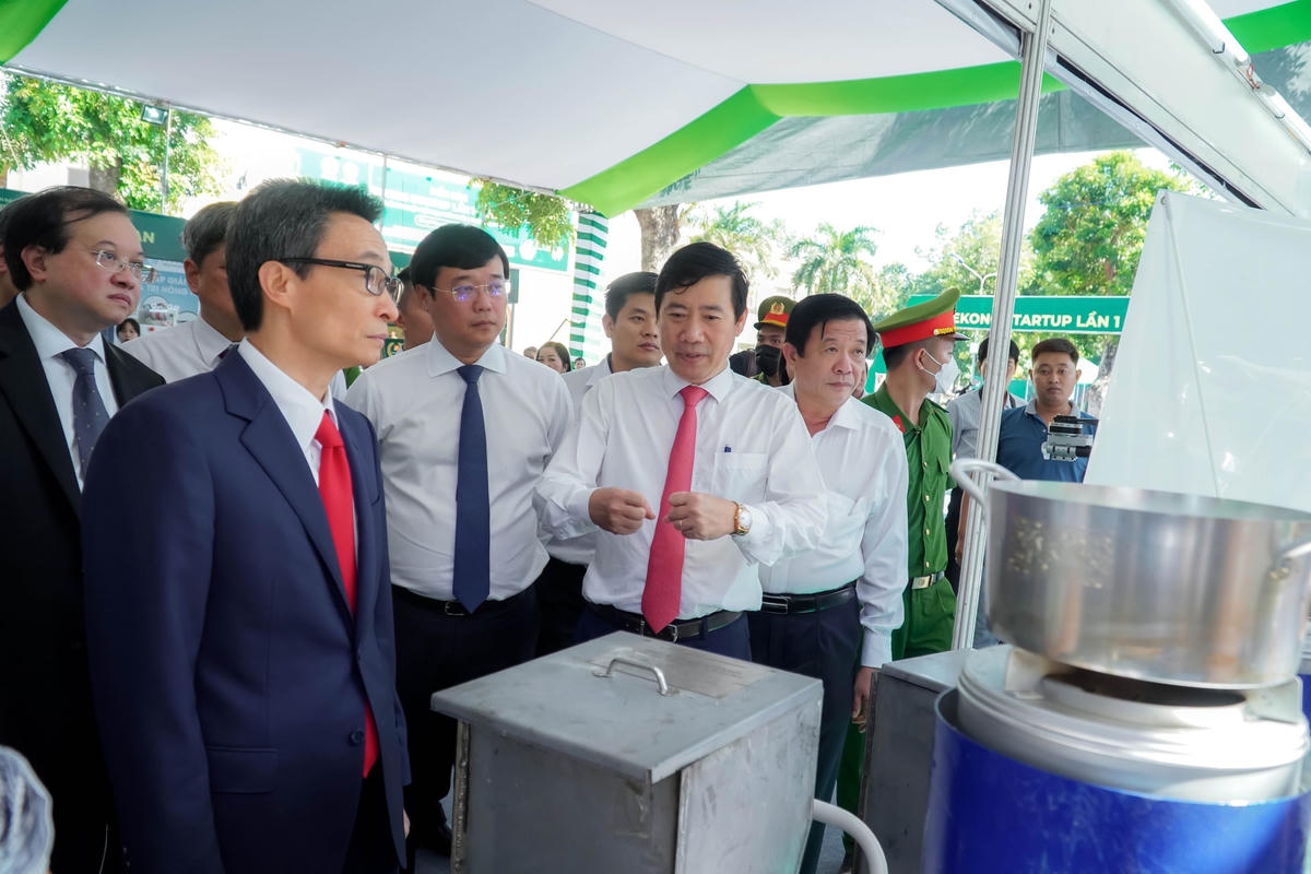 Lãnh đạo tỉnh Đồng Tháp cùng Phó Thủ tướng Vũ Đức Đam tham quan gian hàng trưng bày tại sự kiện.