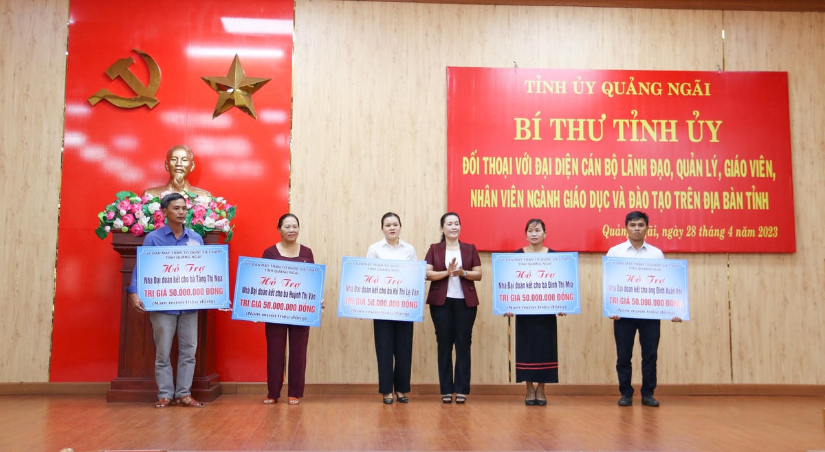 Trao biển tượng trưng hỗ trợ xây nhà cho các giáo viên có hoàn cảnh khó khăn.